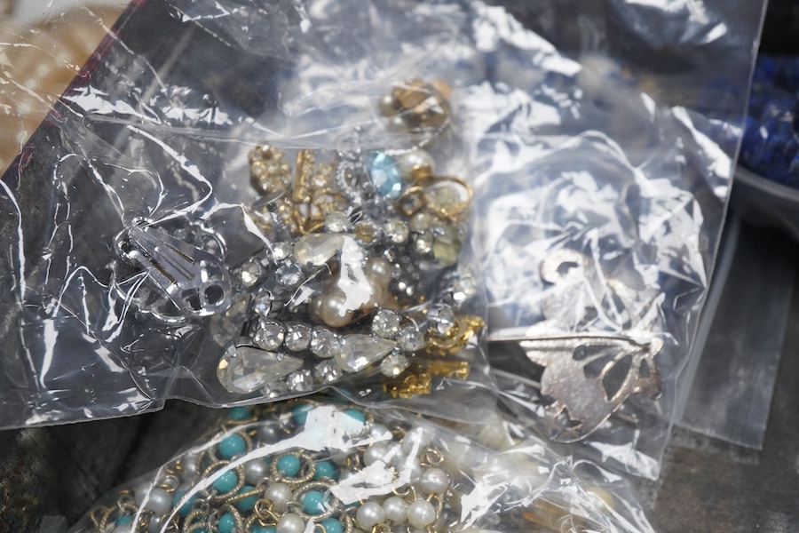 A small quantity of assorted costume jewellery.